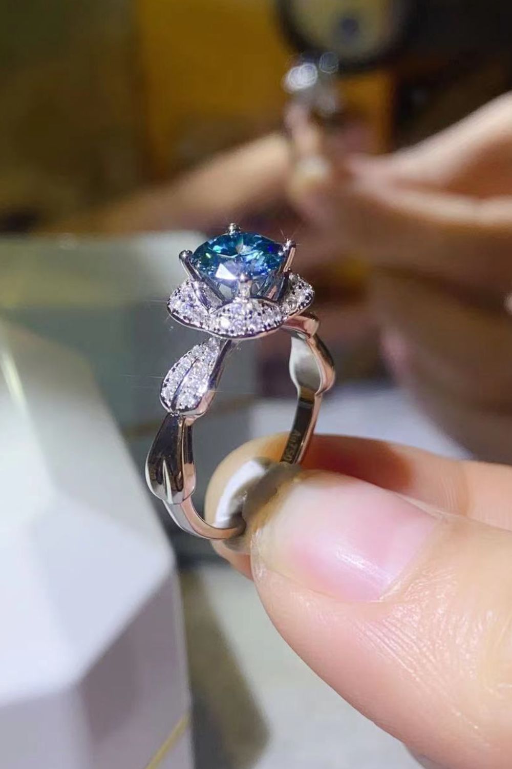 Oxford Bleu Dazzling 1K Moissanite Ring