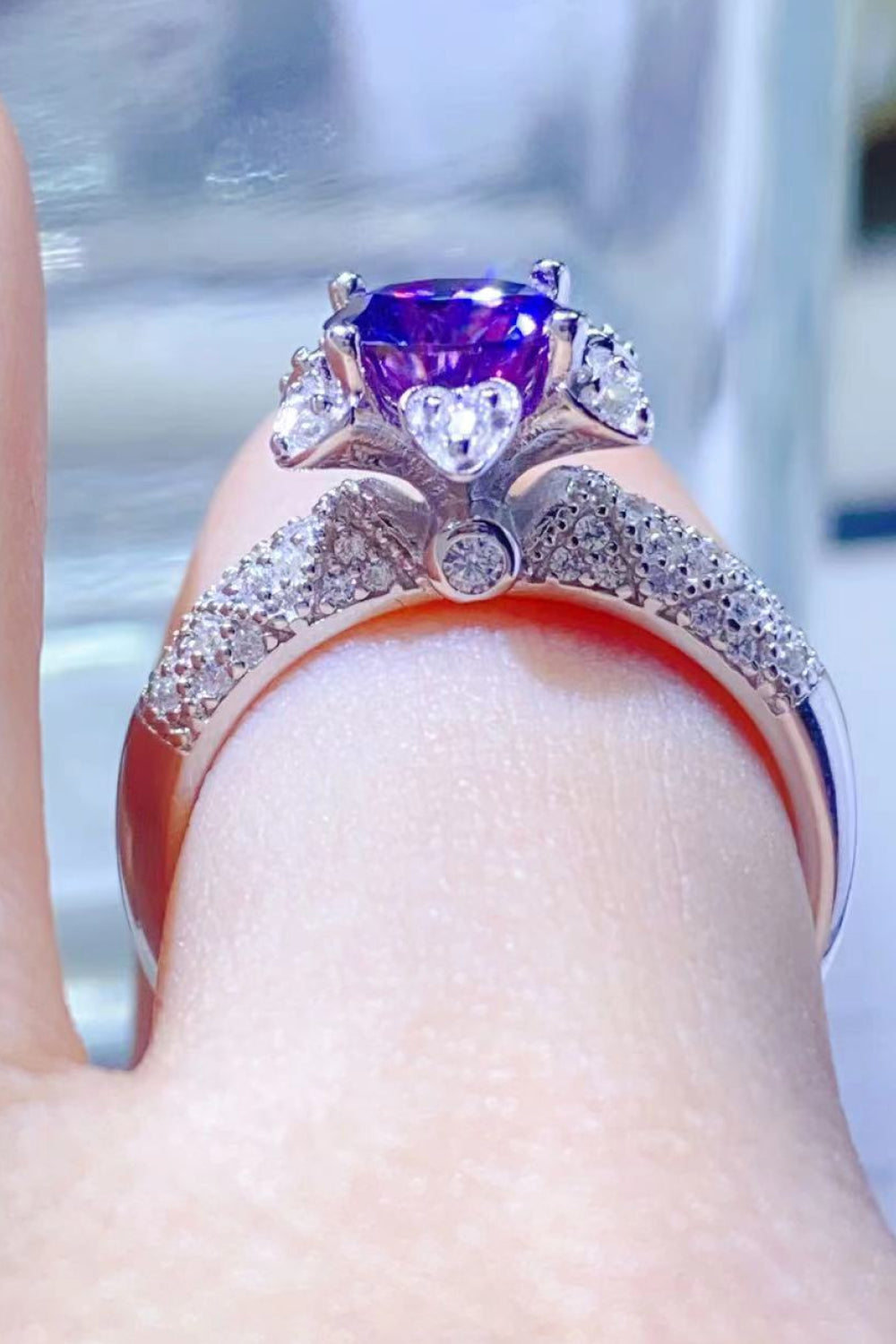 Vibrant Round Cut 1 Carat Moissanite Ring