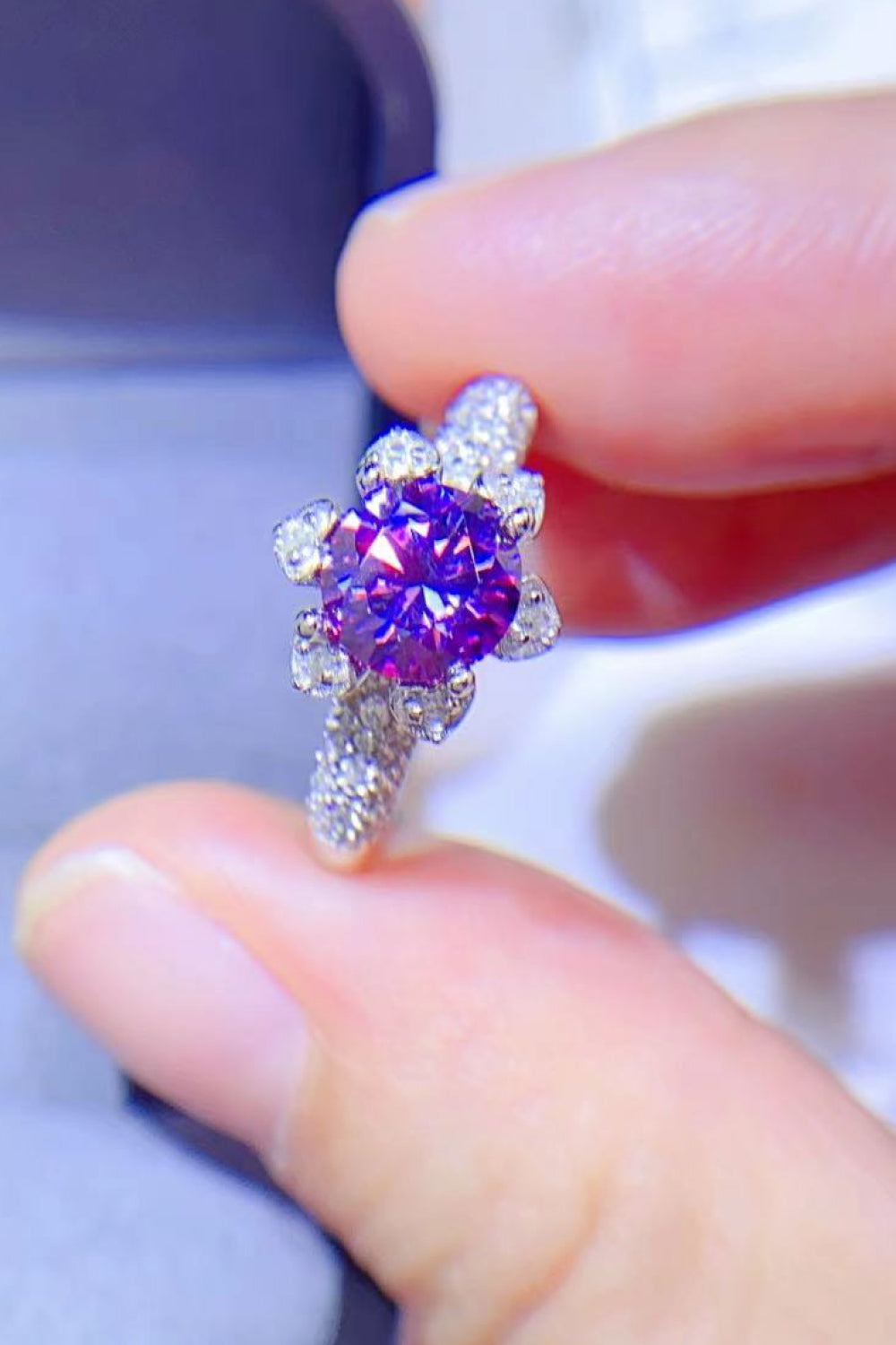 Vibrant Round Cut 1 Carat Moissanite Ring