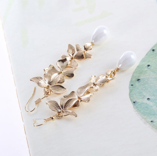 Cutesy Faux Pearl Floral Earrings