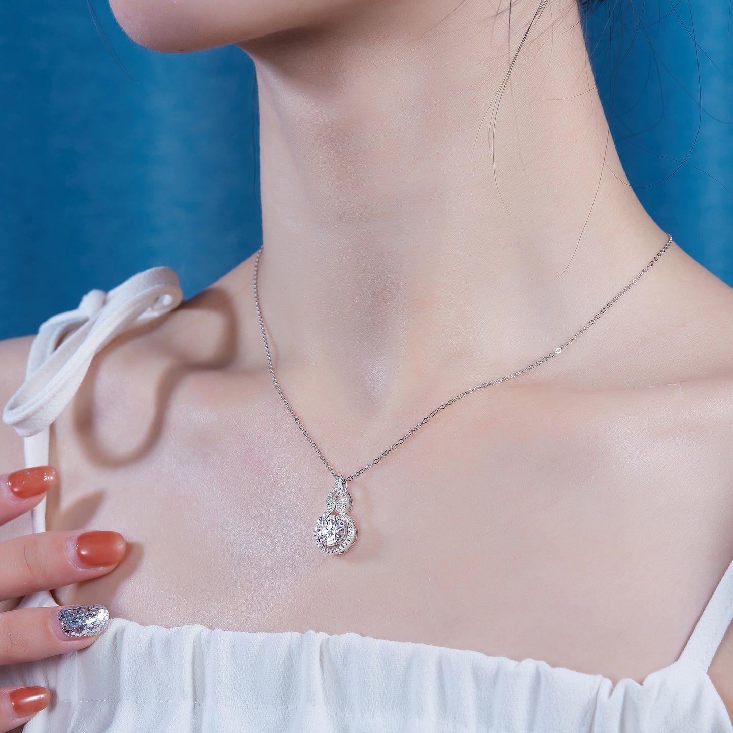 Radiant Silhouette 2K Moissanite Necklace